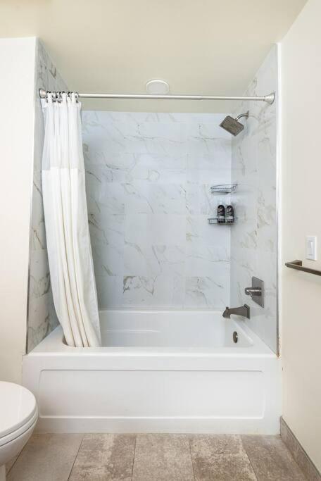 Luxurious Penthouse In Beverly Hills - Sleeps 10 Los Angeles Exteriér fotografie